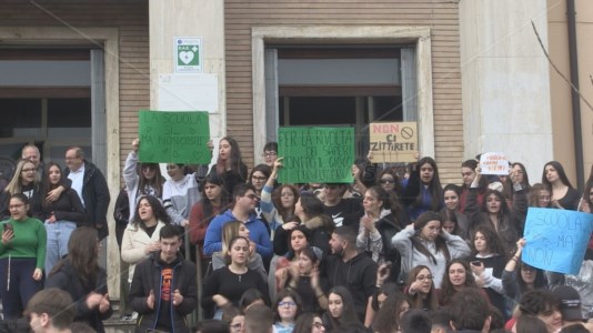 In piazzaCosenza, studenti in agitazione al Liceo Lucrezia della Valle: «La dirigente non ci ascolta»