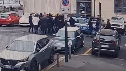 Clima tesoAssalto a una volante a Torino, Meloni: «Pericoloso togliere sostegno alla Polizia»
