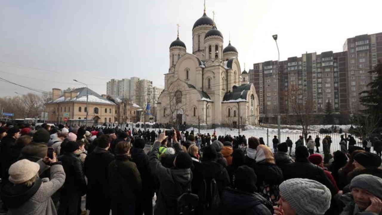 La folla fuori dalla chiesa (foto Ansa)