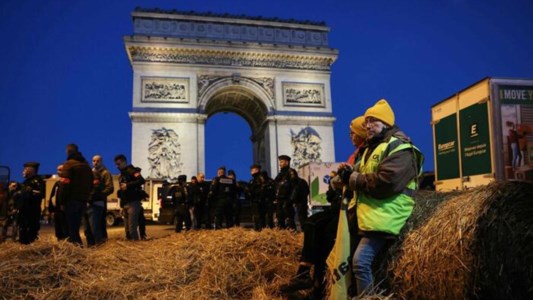 Trattori in piazzaAgricoltori francesi in protesta all’Arco di Trionfo a Parigi: tredici fermati dalla polizia