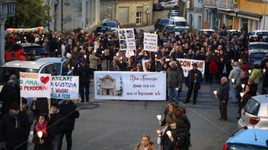 Solidarietà e vicinanzaIntimidazioni a parroci e vescovo, Cessaniti in marcia contro la paura: un migliaio di persone alla fiaccolata silenziosa
