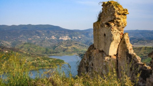 Luoghi da vedereLo spettacolo congiunto di natura e storia: il cuore antico di Rocca Angitola sulle sponde del lago