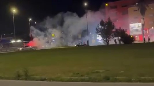 Guerriglia urbanaCosenza-Catanzaro, la violenza sporca il derby: scontri tra polizia e ultrà nei pressi dello stadio e vicino allo svincolo A2 di Rende