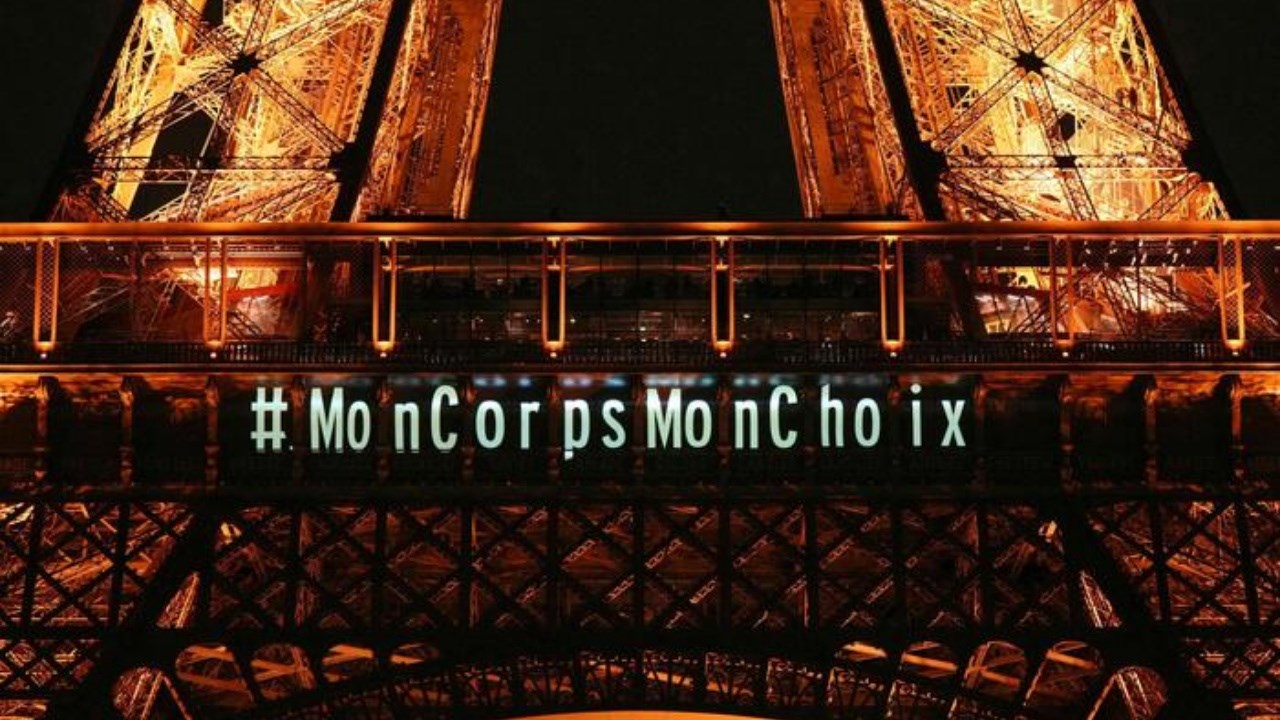 La scritta sulla Tour Eiffel illuminata; 