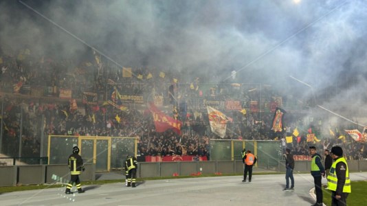 Derby violentoScontri dopo Cosenza-Catanzaro, emessi altri 11 Daspo nei confronti di tifosi giallorossi