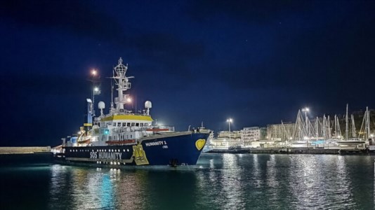 La decisioneFermo di 20 giorni alla nave Humanity, la Ong che ha soccorso 77 migranti al largo della Libia approdata a Crotone