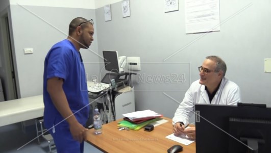 Sanità CalabriaAll’ospedale di Soverato altri medici cubani: «Integrano le carenze ma serve un potenziamento dei servizi»