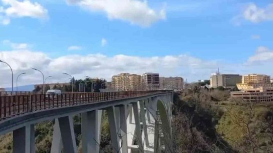 Lavori in corsoCatanzaro, sul Ponte Morandi al via l&rsquo;installazione di reti anti scavalco contro i suicidi
