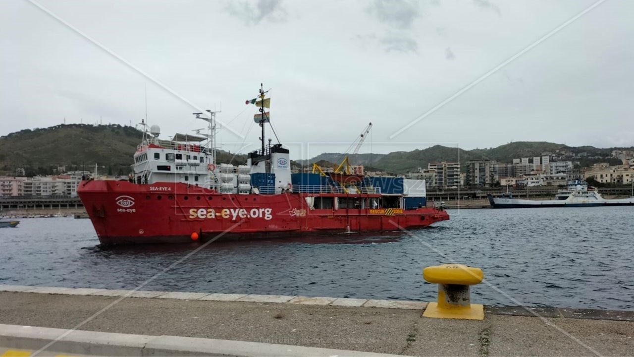 La decisioneIl fermo della nave Sea Eye al porto di Reggio, l’equipaggio: «Siamo intervenuti per l’assenza del soccorso libico»