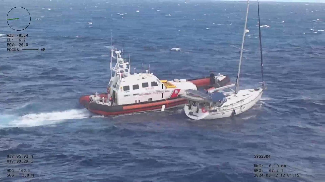 La barca in difficoltà soccorsa dalla Guardia costiera