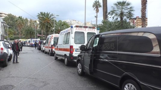 Consiglio regionaleAgenzie funebri in protesta davanti Palazzo Campanella: «Il nostro lavoro ostacolato dalle nuove norme»