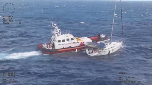 La barca in difficoltà soccorsa dalla Guardia costiera