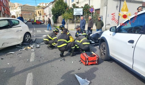 Attimi di pauraIncidente stradale a Catanzaro, scontro tra un’auto e una moto: un ferito trasportato in ospedale