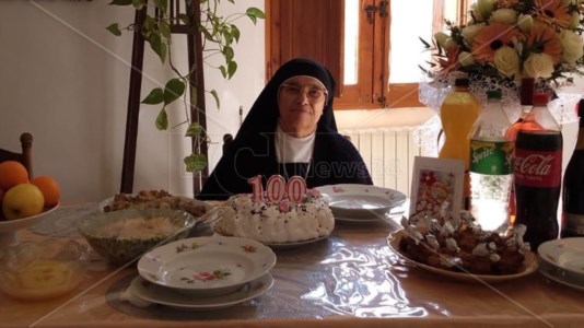 Buon compleannoFesteggiamenti in convento a Sant’Andrea dello Jonio: suor Maria Domenica compie 100 anni