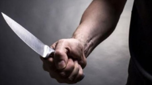 FemminicidioPomeriggio di sangue nel Leccese, donna di 53 anni uccisa a coltellate dal marito