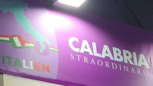 Il logo della discordiaLa Calabria disegna l’Italia senza Sicilia e Sardegna, scoppia la polemica alla Fiera delle vacanze di Vienna: «È uno scherzo?»