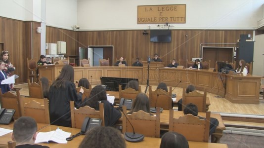 In aulaAlunni in corte d’assise per simulare un processo penale: «Così educhiamo i ragazzi alla legalità»