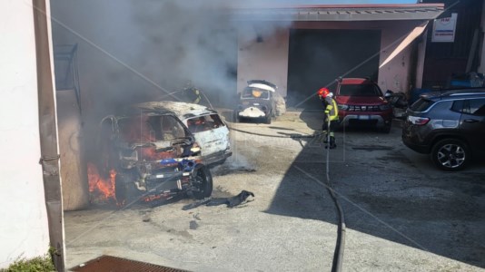 L’incendio nell’autocarrozzeria di Catanzaro