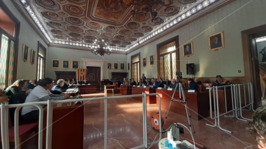 L’assembleaConsiglio comunale Catanzaro, approvato il bilancio ma la giunta rischia di inciampare: critiche anche dalla maggioranza