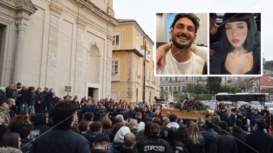 I funeraliLacrime e dolore nel Vibonese per l’ultimo saluto a Silvia e Antonio, morti in un incidente in Puglia