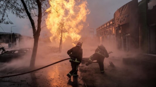 Guerra infinitaUcraina, missili e droni russi piovono su Kiev: «Colpito un asilo nel distretto di Sviatoshynskyi»