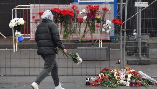I fiori in ricordo delle vittime, davanti al luogo della strage