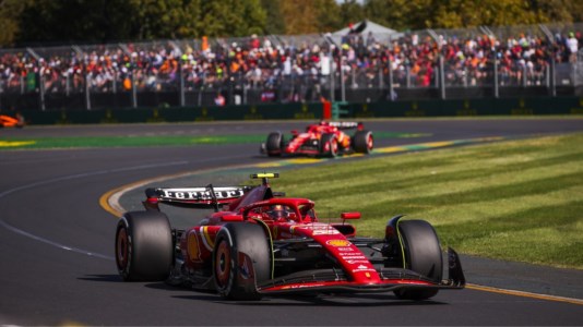 Bandiera a scacchiFormula Uno, doppietta Ferrari in Australia: vince Sainz davanti a Leclerc