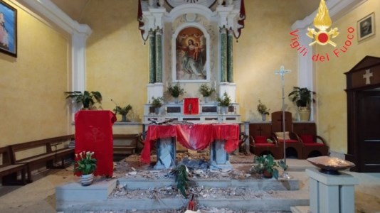 Tragedia sfiorataLamezia Terme, crolla l’intonaco del soffitto della Chiesa del Soccorso: nessun ferito