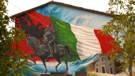 L&rsquo;operaI colori dell’Arbëria illuminano Cerzeto, l’incontro tra Italia e Albania nel murale di Claudio Chiaravalloti