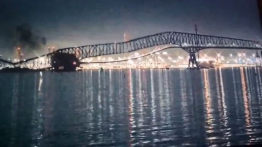 Paura negli UsaBaltimora, nave cargo urta il ponte che crolla in acqua: lo spaventoso video dell’impatto
