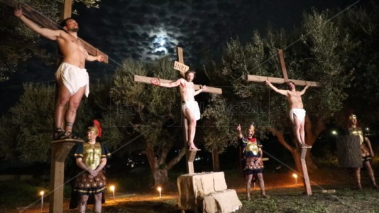 Nuova puntataDopo 15 anni torna a Santa Domenica di Ricadi la Via Crucis vivente: il racconto a LaC Storie