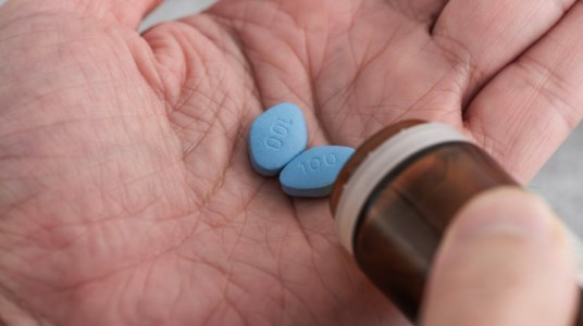 Pillole bluViagra per combattere l’Alzheimer: secondo uno studio può ridurre del 50% l’insorgenza del morbo