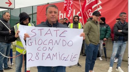 Il sit-inOperai impegnati nel cantiere della 106 licenziati dopo la rottura tra imprese appaltatrici: a Villapiana scatta la protesta