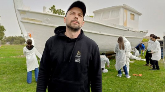 Il progettoMigranti, a Crotone l’artista Massimo Sirelli trasforma in opera d’arte una carretta del mare