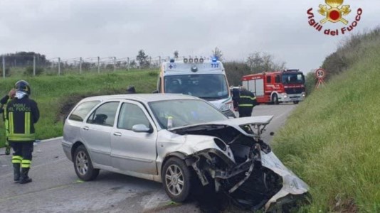 Tragico incidenteScontro tra tre auto in provincia di Roma, muore una bambina di 8 anni: 3 i feriti