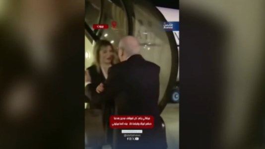 Grande imbarazzoBaci e abbracci a Giorgia Meloni ma in realtà è la segretaria: il video della gaffe del premier libanese
