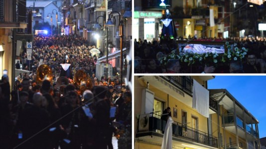 Pasqua in CalabriaTra fede e tradizione, in migliaia ad Acri per la processione del Venerdì Santo