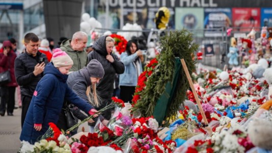 Fiori e ricordi sul luogo dell’attentato a Mosca
