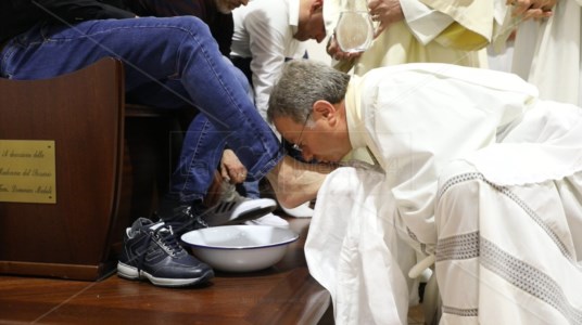 Triduo pasqualeIl rito della lavanda dei piedi rivive nella parrocchia di Vibo Marina: «È il più grande mistero d’amore»
