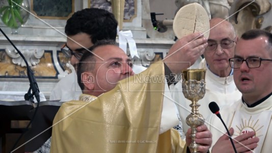 Triduo PasqualeLavanda dei piedi dedicata ai bambini nella liturgia del Giovedì Santo al Rosario di Paola