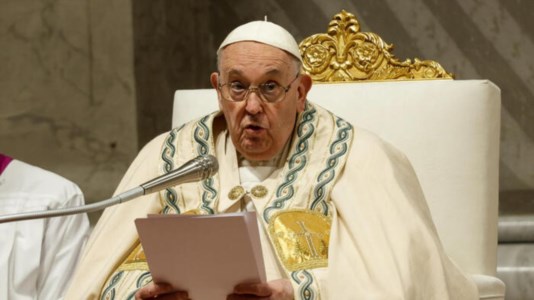 La celebrazionePasqua, Papa Francesco in Piazza San Pietro durante la messa: «La pace non si costruisce mai con le armi»