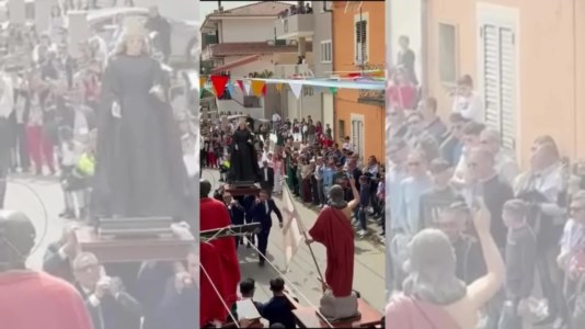 Nel ViboneseA San Gregorio d’Ippona la statua della Madonna rischia di cadere durante l’Affruntata: il video