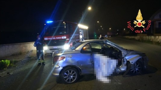 Incidente stradaleTragedia nella notte a Catanzaro: sbanda con l’auto e finisce contro un lampione, muore un 42enne