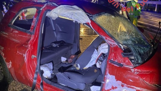 Momenti di pauraIncidente sull’A2 nel Catanzarese, auto impatta sullo spartitraffico e poi carambola sul guardrail: quattro feriti