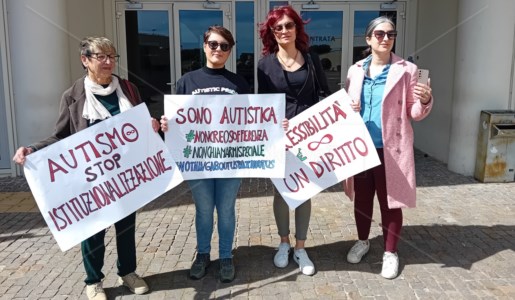 Giornata mondialeAutismo, sit-in silenzioso alla Cittadella: «In Calabria fondi spesi per chiuderci nel ghetto di una struttura»