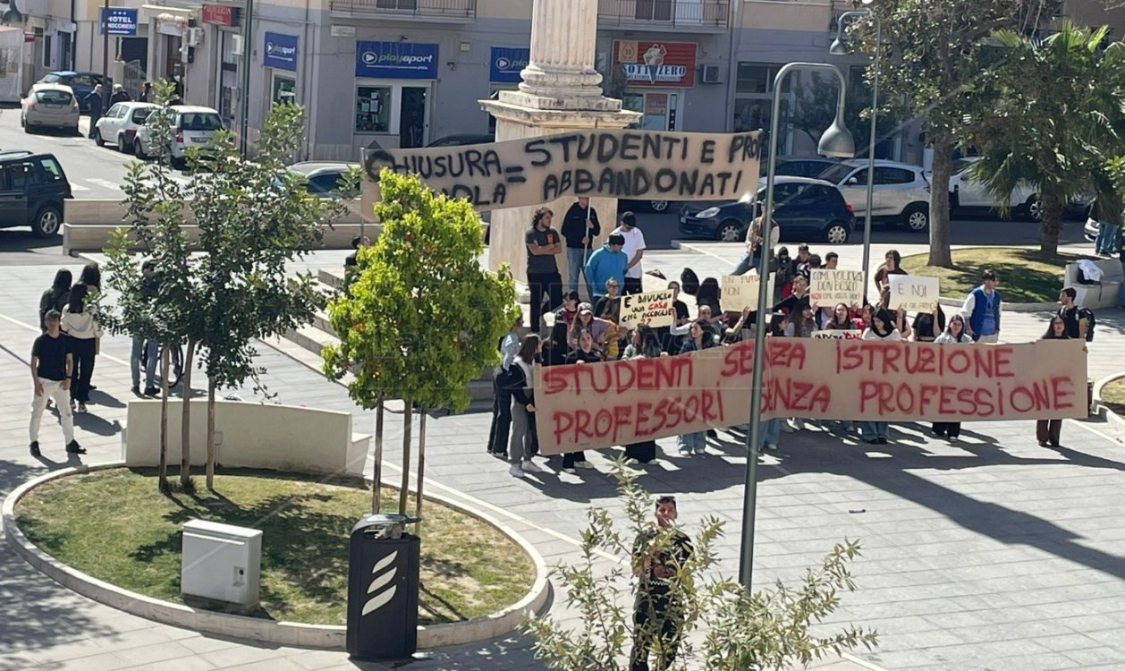 ScuolaChiude il Liceo classico di Soverato: lacrime e rabbia tra gli studenti che hanno protestato con genitori e docenti