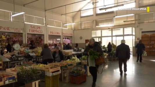 Il carrello della spesaTra frutta e verdura, un salto al mercato di Lamezia per dare voce ai clienti e ai venditori