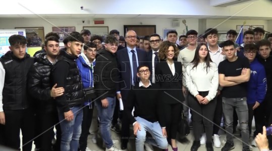 IstruzioneIl ministro Valditara fa tappa a Soverato: «La scuola deve dare un futuro ai giovani. In Calabria investiamo 800 mln»