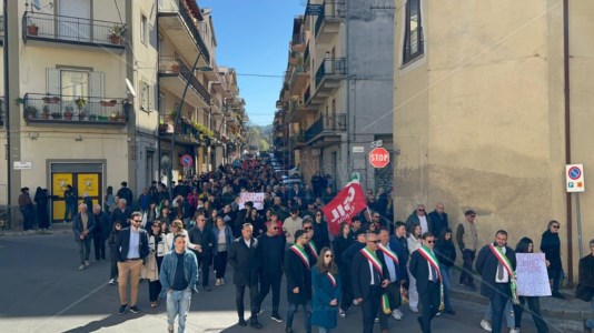 Sanità CalabriaUn fiume di persone a difesa dell’ospedale di Acri: sindaci e cittadini in piazza contro il nuovo piano regionale
