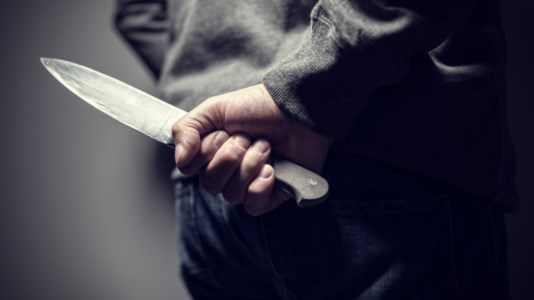Tentato omicidioSchiamazzi in un bar a Isola Capo Rizzuto, il vicino protesta ma il titolare lo attende sotto casa e gli punta un coltello alla gola